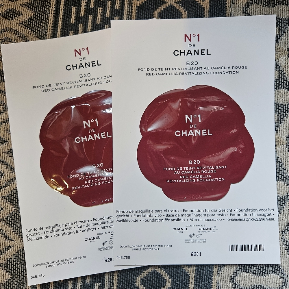 Chanel N°1 de Chanel Red Camellia Revitalizing Foundation in shade B20 X2 Sample